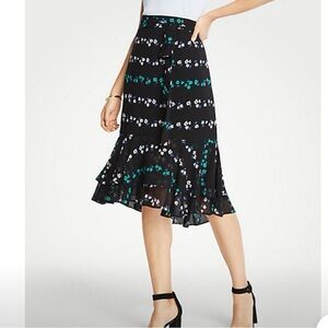 Ann Taylor Floral Flounce Skirt

Size 0